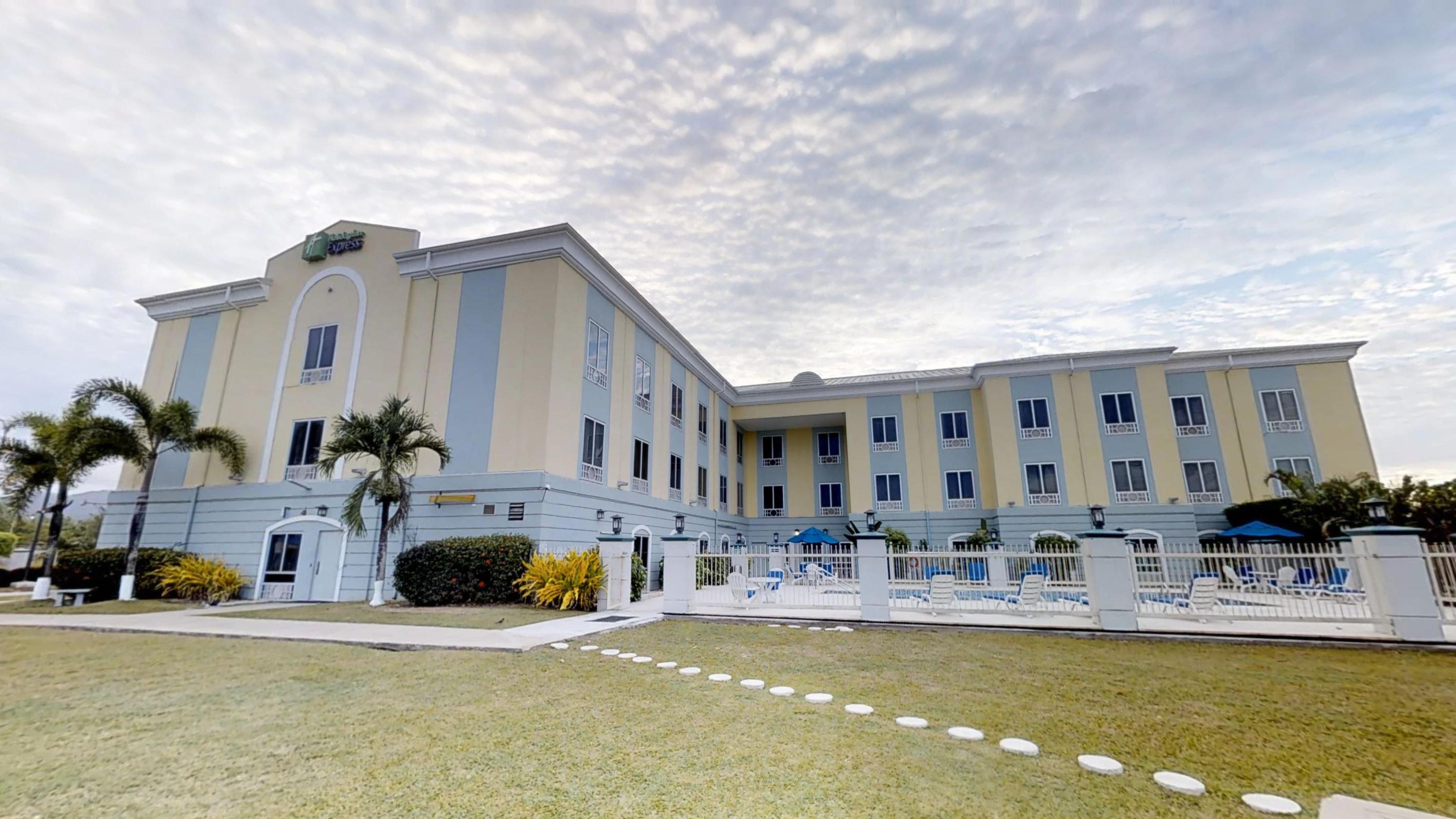 Holiday Inn Express Trincity By Ihg Exterior foto